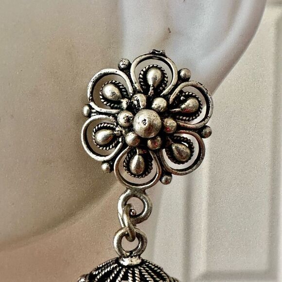 Silver tone green and red beaded Jhumkas Indian earrings - Picture 5 of 9